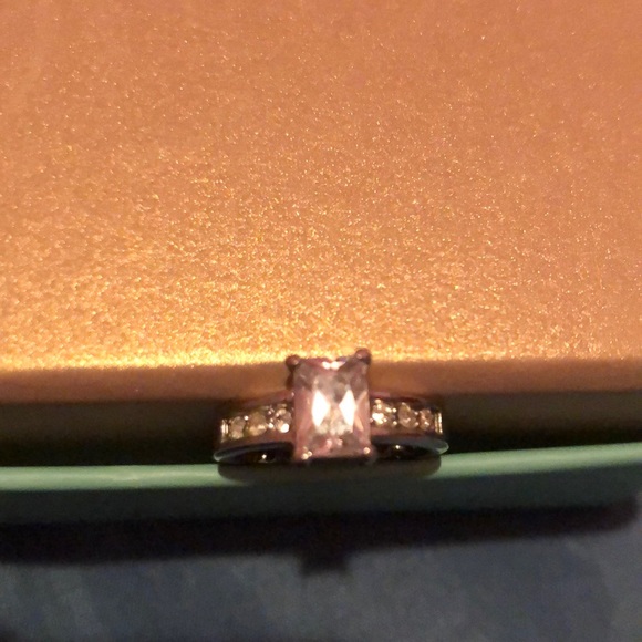 Ring — - Picture 1 of 2